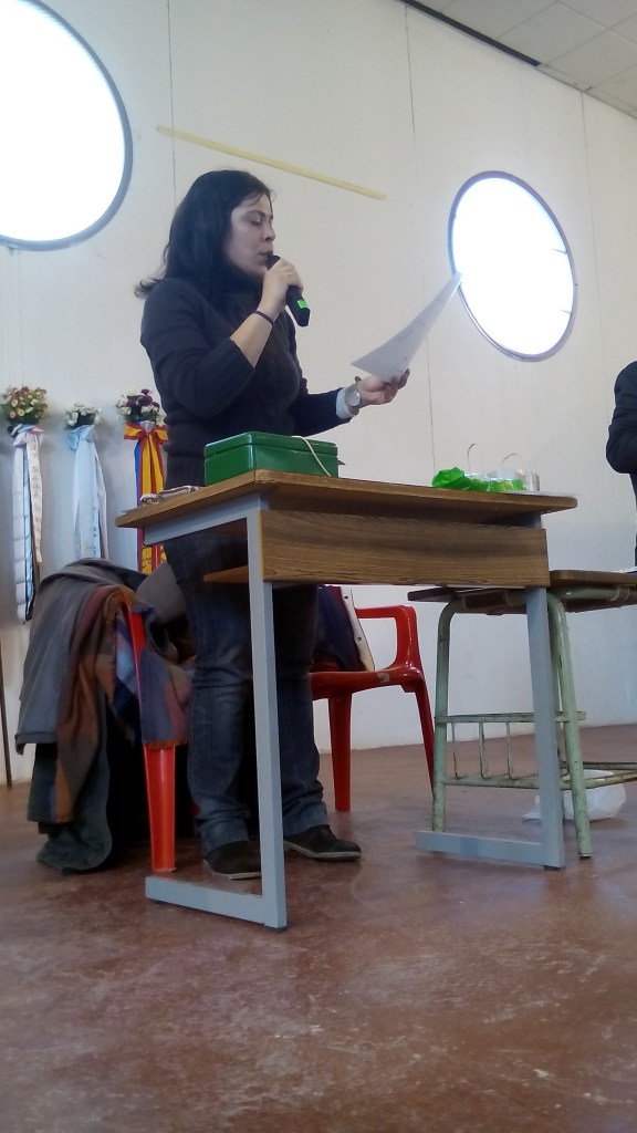 Leticia lee las cuentas