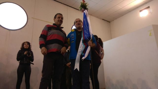 Víctor recibe el Santo de manos de Olegario