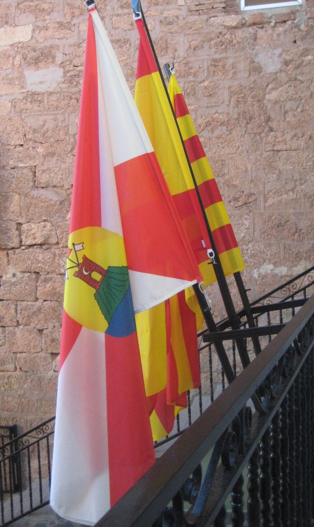 Banderas del balcón de la Casa Lugar de Abanto